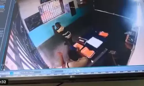 वार्डन पर हथौड़े से हमला कर Chodavaram जेल से दो कैदी फरार