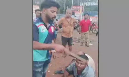 स्वयंभू गौरक्षकों द्वारा किसान पर हमले के बाद भुवनेश्वर में तनाव स्वयंभू गौरक्षकों द्वारा किसान पर हमले के बाद भुवनेश्वर में तनाव
