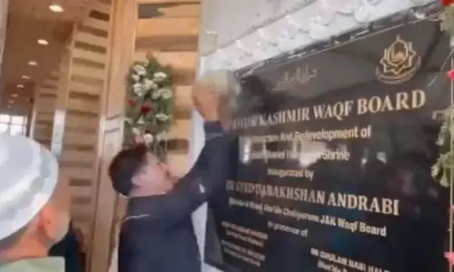 Srinagar में हज़रतबल दरगाह पर भीड़ ने राष्ट्रीय प्रतीक को क्षतिग्रस्त किया Srinagar में हज़रतबल दरगाह पर भीड़ ने राष्ट्रीय प्रतीक को क्षतिग्रस्त किया