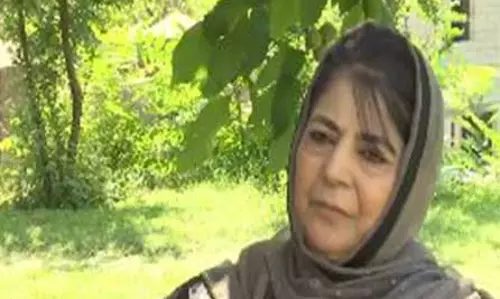 Mehbooba: हज़रतबल दरगाह पट्टिका तोड़ने वाली भीड़ भावनाओं में बह गई Mehbooba: हज़रतबल दरगाह पट्टिका तोड़ने वाली भीड़ भावनाओं में बह गई