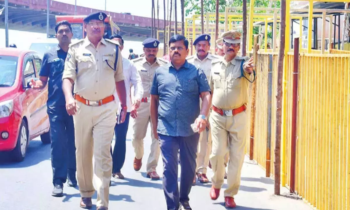 Andhra: पुलिस आयुक्त ने दशहरा समारोह के लिए सुरक्षा व्यवस्था का निरीक्षण किया