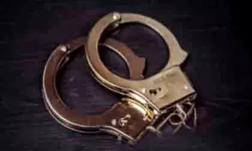 Karnataka: महिला वकील का यौन शोषण करने के आरोप में पुलिसकर्मी गिरफ्तार Karnataka: महिला वकील का यौन शोषण करने के आरोप में पुलिसकर्मी गिरफ्तार