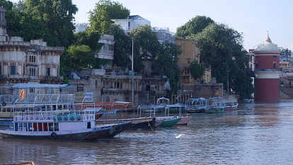 Varanasi: गंगा का जलस्तर बढ़ने से तटवर्ती इलाकों में चिंता