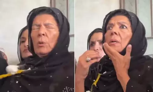 Imran Khan की बहन अलीमा खानम पर अदियाला जेल के बाहर अंडे से हमला Imran Khan की बहन अलीमा खानम पर अदियाला जेल के बाहर अंडे से हमला
