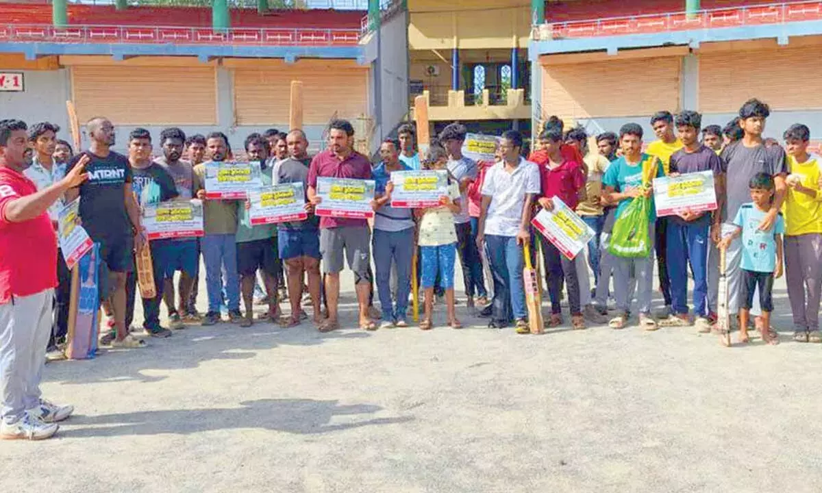 DYFI ने इंदिरा गांधी स्टेडियम में क्रिकेट पर प्रतिबंध के खिलाफ विरोध प्रदर्शन किया DYFI ने इंदिरा गांधी स्टेडियम में क्रिकेट पर प्रतिबंध के खिलाफ विरोध प्रदर्शन किया