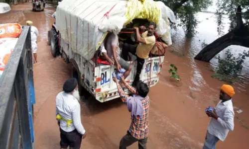पंजाब और अन्य इलाकों में भीषण बाढ़ के बीच PM मोदी के आवास पर NDA सांसदों के रात्रिभोज का कार्यक्रम रद्द: सूत्र पंजाब और अन्य इलाकों में भीषण बाढ़ के बीच PM मोदी के आवास पर NDA सांसदों के रात्रिभोज का कार्यक्रम रद्द: सूत्र