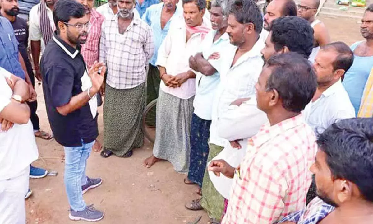 Andhra: कृष्णा कलेक्टर ने किसानों को निरंतर यूरिया आपूर्ति का आश्वासन दिया