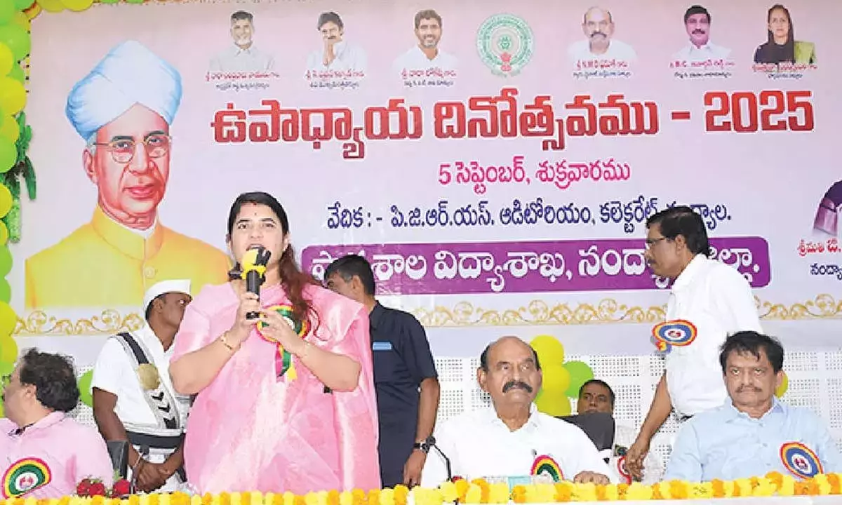 Andhra: शिक्षकों को मूल्य आधारित शिक्षा देने को कहा गया Andhra: शिक्षकों को मूल्य आधारित शिक्षा देने को कहा गया