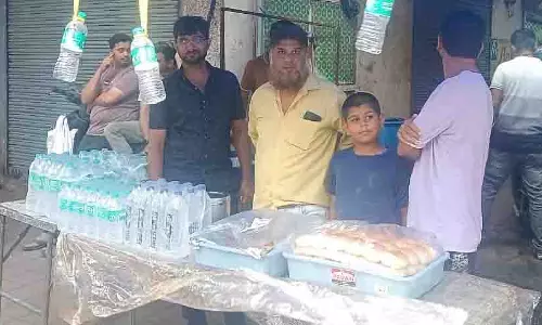 Pune: गणपति भक्तों के लिए मुस्लिम समुदाय ने लगाया सेवा स्टॉल