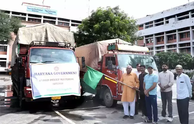 Narnail: राहत सामग्री ट्रक के साथ नारनौल से पंजाब रवाना Narnail: राहत सामग्री ट्रक के साथ नारनौल से पंजाब रवाना