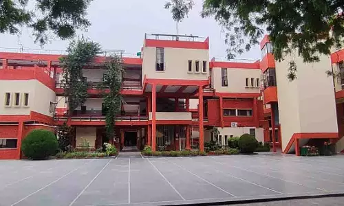 Bhopal: स्कूल में बच्चा पहली मंजिल से कूदा, गंभीर चोटें टलीं Bhopal: स्कूल में बच्चा पहली मंजिल से कूदा, गंभीर चोटें टलीं