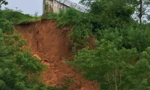 बारिश से Kangra हवाई अड्डे पर खतरा, चारदीवारी के खंभे गिरे