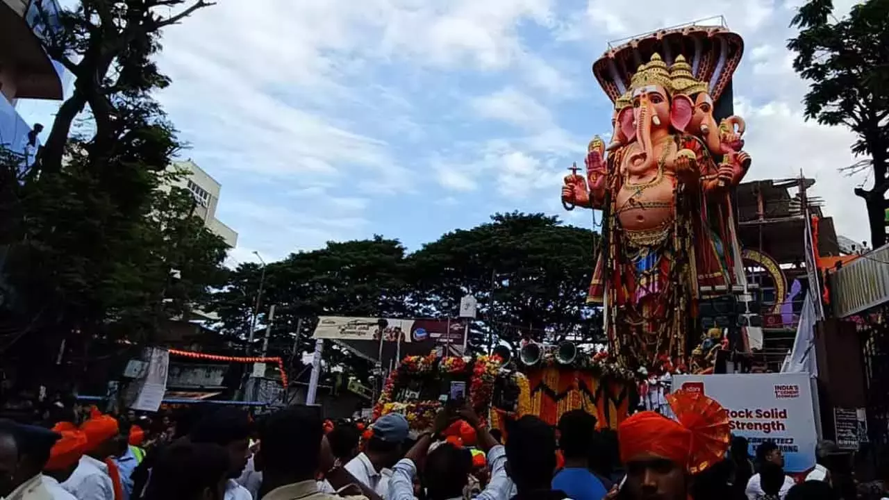 Telangana: भक्त उत्साह के बीच खैरताबाद महा गणपति शोभा यात्रा चल रही है