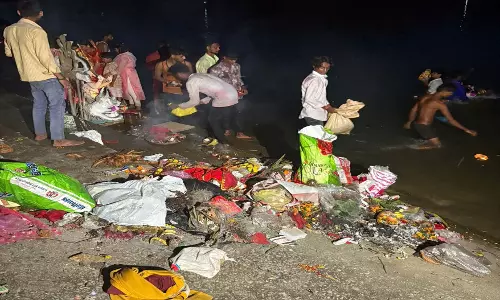 खारून नदी में धड़ल्ले से हो रहा गणेश प्रतिमाओं का सीधा विसर्जन खारून नदी में धड़ल्ले से हो रहा गणेश प्रतिमाओं का सीधा विसर्जन
