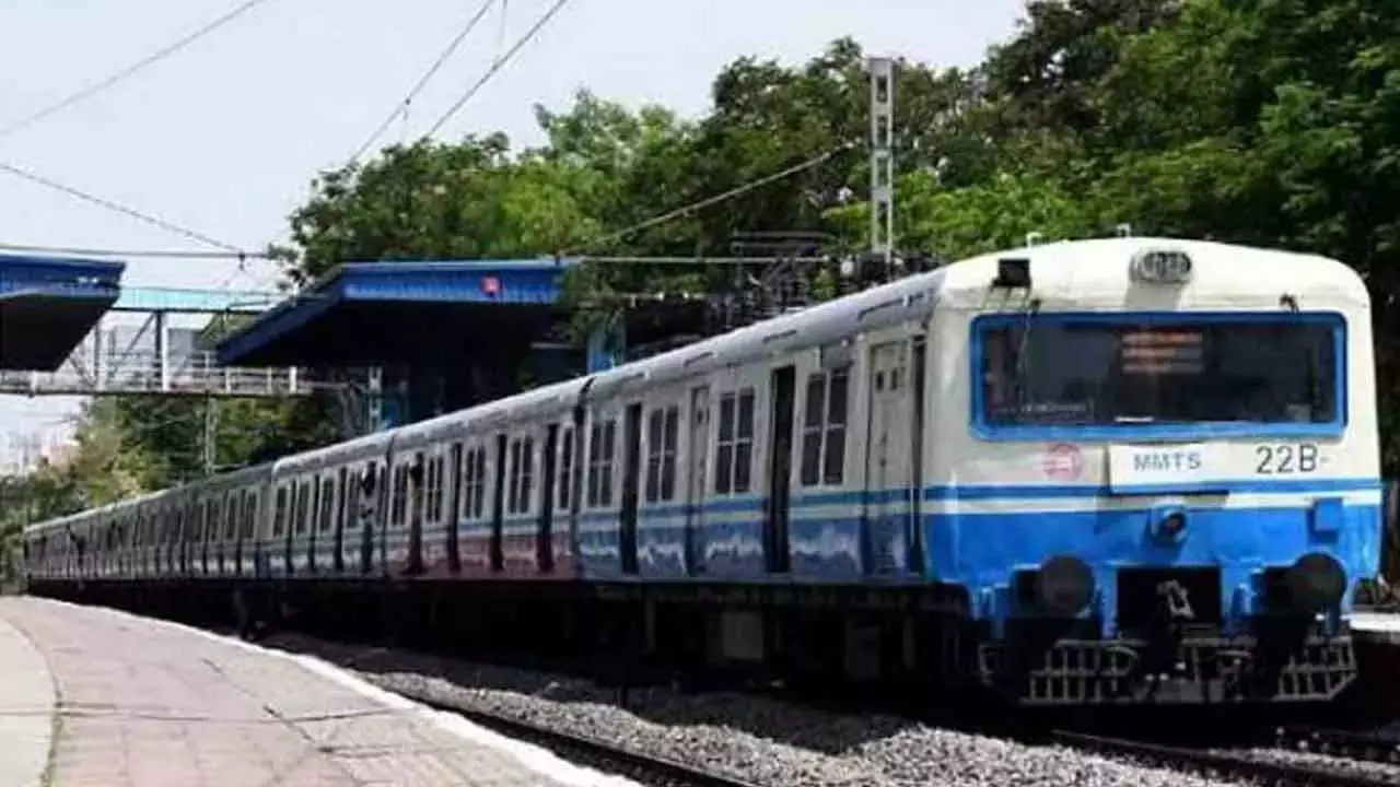 Telangana: गणेश विसर्जन के लिए एससीआर चलाएगा विशेष MMTS ट्रेनें Telangana: गणेश विसर्जन के लिए एससीआर चलाएगा विशेष MMTS ट्रेनें