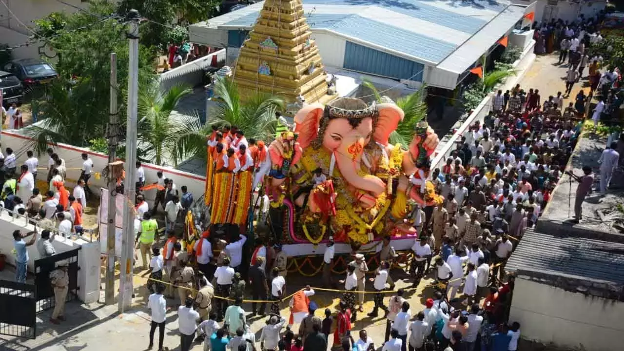 Telangana: बालापुर लड्डू नीलामी को लेकर उत्साह बढ़ा, बड़ी संख्या में श्रद्धालु जुटे