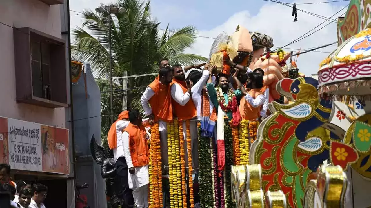 Telangana: बालापुर लड्डू भारी भरकम रुपये में बिका Telangana: बालापुर लड्डू भारी भरकम रुपये में बिका