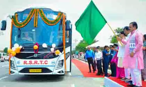 राजस्थान के CM ने 160 नई रोडवेज बसों को हरी झंडी दिखाई राजस्थान के CM ने 160 नई रोडवेज बसों को हरी झंडी दिखाई