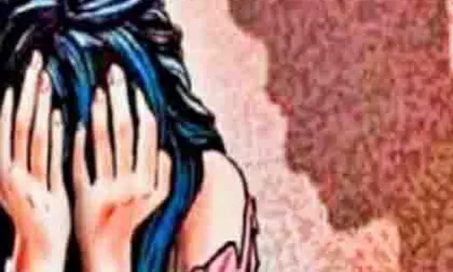 Karnataka: शिक्षक ने छात्रा को अश्लील फोटो दिखाकर धमकाया, किया बलात्कार Karnataka: शिक्षक ने छात्रा को अश्लील फोटो दिखाकर धमकाया, किया बलात्कार