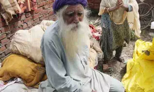 Ghonewal में बुजुर्ग दंपति की मदद के लिए आगे आए स्वयंसेवक
