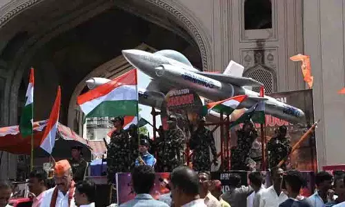Hyderabad में गणेश विसर्जन के दौरान ऑपरेशन सिंदूर थीम वाले ट्रकों ने खींचा ध्यान Hyderabad में गणेश विसर्जन के दौरान ऑपरेशन सिंदूर थीम वाले ट्रकों ने खींचा ध्यान