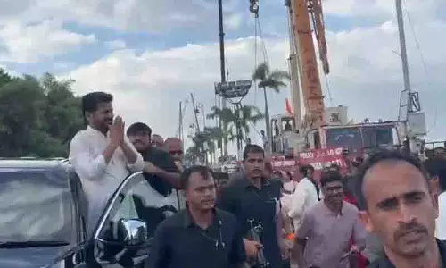 CM Revanth Reddy ने खैरताबाद गणेश विसर्जन के लिए हुसैन सागर का दौरा किया
