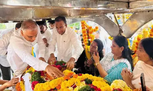 हरीश राव ने BHEL येल्लैया के पार्थिव शरीर पर श्रद्धांजलि अर्पित की