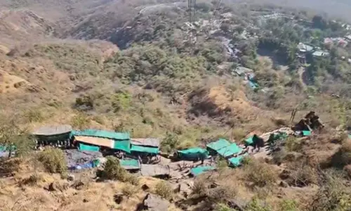 पावागढ़ मंदिर में भीषण हादसा, रोपवे ट्रॉली टूटने से 6 की मौत, 4 घायल