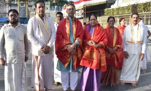 उच्च न्यायालय के मुख्य न्यायाधीश Aparesh Kumar Singh ने तिरुमाला मंदिर का दौरा किया उच्च न्यायालय के मुख्य न्यायाधीश Aparesh Kumar Singh ने तिरुमाला मंदिर का दौरा किया