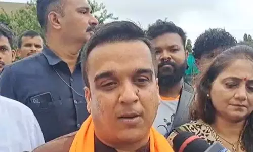 गुजरात : हर्ष संघवी ने कृत्रिम घाट पर गणेश प्रतिमा का किया विसर्जन