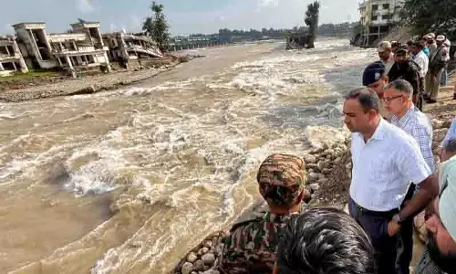 Lakhanpur: मंडलायुक्त जम्मू ने तटबंध पर जारी सुरक्षा कार्यों का किया निरीक्षण