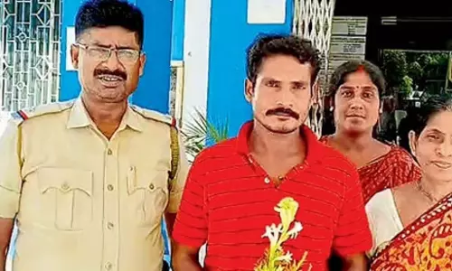 प्रवासी मजदूर सम्राट 15 साल बाद लौटे प्रवासी मजदूर सम्राट 15 साल बाद लौटे