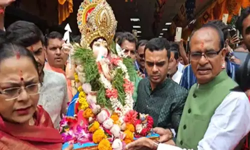 शिवराज सिंह चौहान ने परिवार संग भोपाल में किया गणेश विसर्जन शिवराज सिंह चौहान ने परिवार संग भोपाल में किया गणेश विसर्जन
