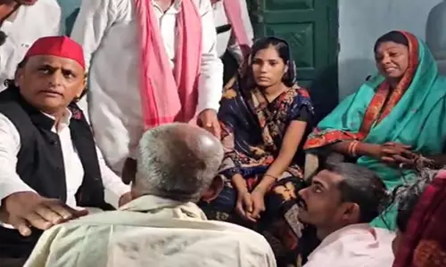 अखिलेश यादव ने कन्नौज में मृतक ब्रजेश राठौर के परिवार से की मुलाकात
