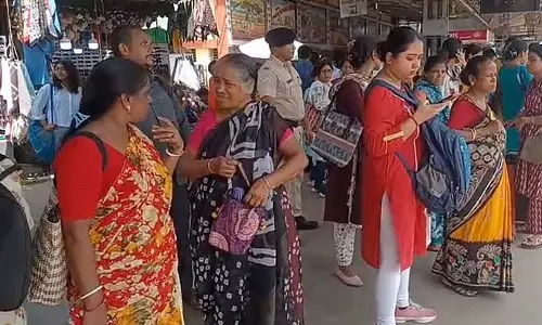 Baruipur स्टेशन पर महिला ने टिकट मांगते हुए टीटीई पर गर्म पानी की बोतल फेंकी, हंगामा Baruipur स्टेशन पर महिला ने टिकट मांगते हुए टीटीई पर गर्म पानी की बोतल फेंकी, हंगामा