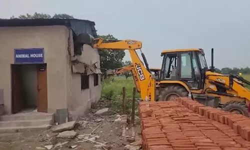 बाराबंकी में रामस्वरूप विश्वविद्यालय पर चला बुलडोजर, एनिमल हाउस हुआ जमींदोज