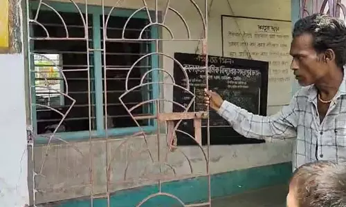 स्कूल में प्रधानाध्यापक को हिरासत में लिए जाने के खिलाफ विरोध प्रदर्शन