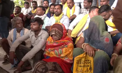नवजात की चूहों के काटने से मौत, परिवार ने किया धरना प्रदर्शन नवजात की चूहों के काटने से मौत, परिवार ने किया धरना प्रदर्शन