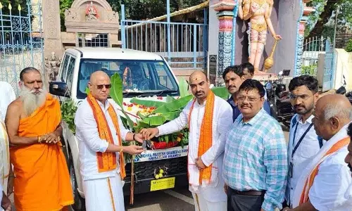 AP ग्रामीण बैंक ने श्रीशैलम मंदिर को बोलेरो दान की