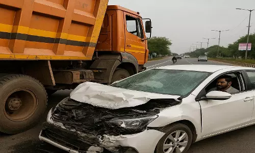 रायपुर में रिंग रोड पर तेज रफ्तार ट्रक की टक्कर से कार क्षतिग्रस्त, ड्राइवर सुरक्षित