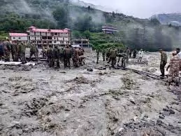 Uttarakhand: बादल फटा, कई घरों तक पहुंचा मलबा, गाड़ियां बह गईं Uttarakhand: बादल फटा, कई घरों तक पहुंचा मलबा, गाड़ियां बह गईं