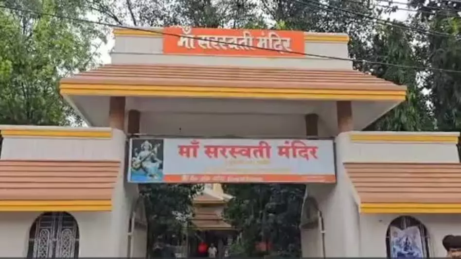 गाय की कटी हुई अंग मंदिर गेट में मिलने पर हंगामा, बजरंग दल में आक्रोश गाय की कटी हुई अंग मंदिर गेट में मिलने पर हंगामा, बजरंग दल में आक्रोश