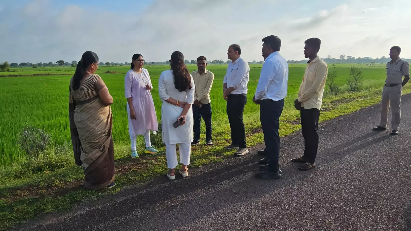 रायपुर से सटे गांव पहुंची राजस्व सचिव कंगाले, डिजिटल क्रॉप सर्वे का किया निरीक्षण रायपुर से सटे गांव पहुंची राजस्व सचिव कंगाले, डिजिटल क्रॉप सर्वे का किया निरीक्षण