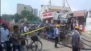 बदरपुर में इमारत गिरी, कोई हताहत नहीं बदरपुर में इमारत गिरी, कोई हताहत नहीं
