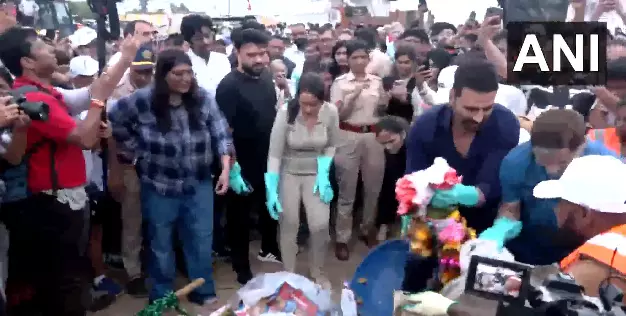 गणेश विसर्जन के बाद जुहू बीच पर चलाया गया सफाई अभियान गणेश विसर्जन के बाद जुहू बीच पर चलाया गया सफाई अभियान