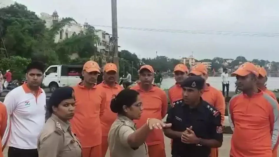 कार नदी में जा गिरी, थाना प्रभारी की मौत कार नदी में जा गिरी, थाना प्रभारी की मौत
