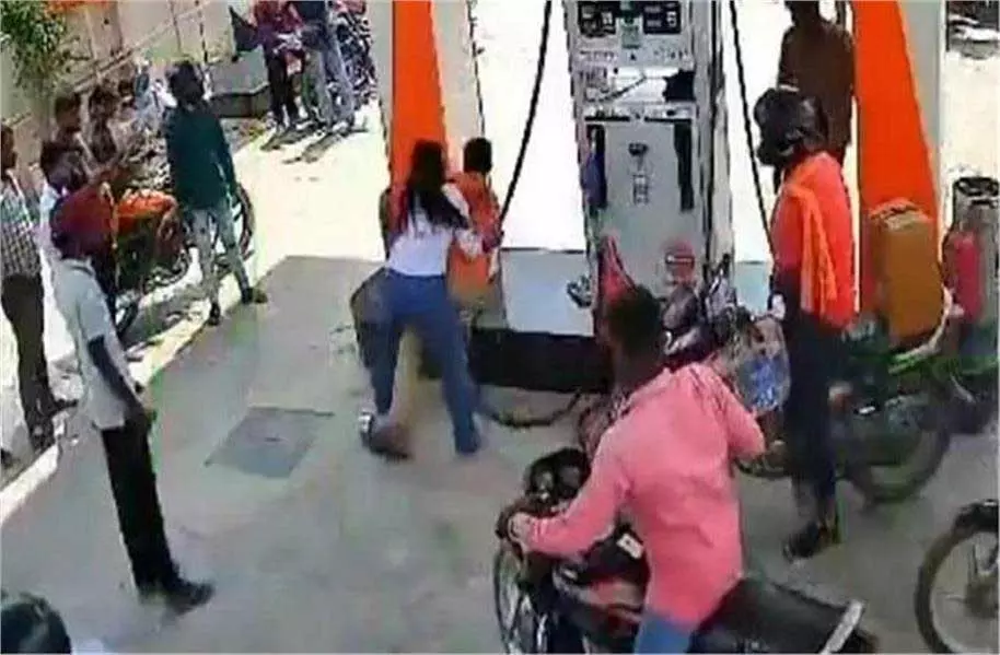 Gorakhpur:नो हेलमेट-नो पेट्रोल, मना करने पर भड़की लड़की, सेल्स गर्ल को जमकर पीटा Gorakhpur:नो हेलमेट-नो पेट्रोल, मना करने पर भड़की लड़की, सेल्स गर्ल को जमकर पीटा
