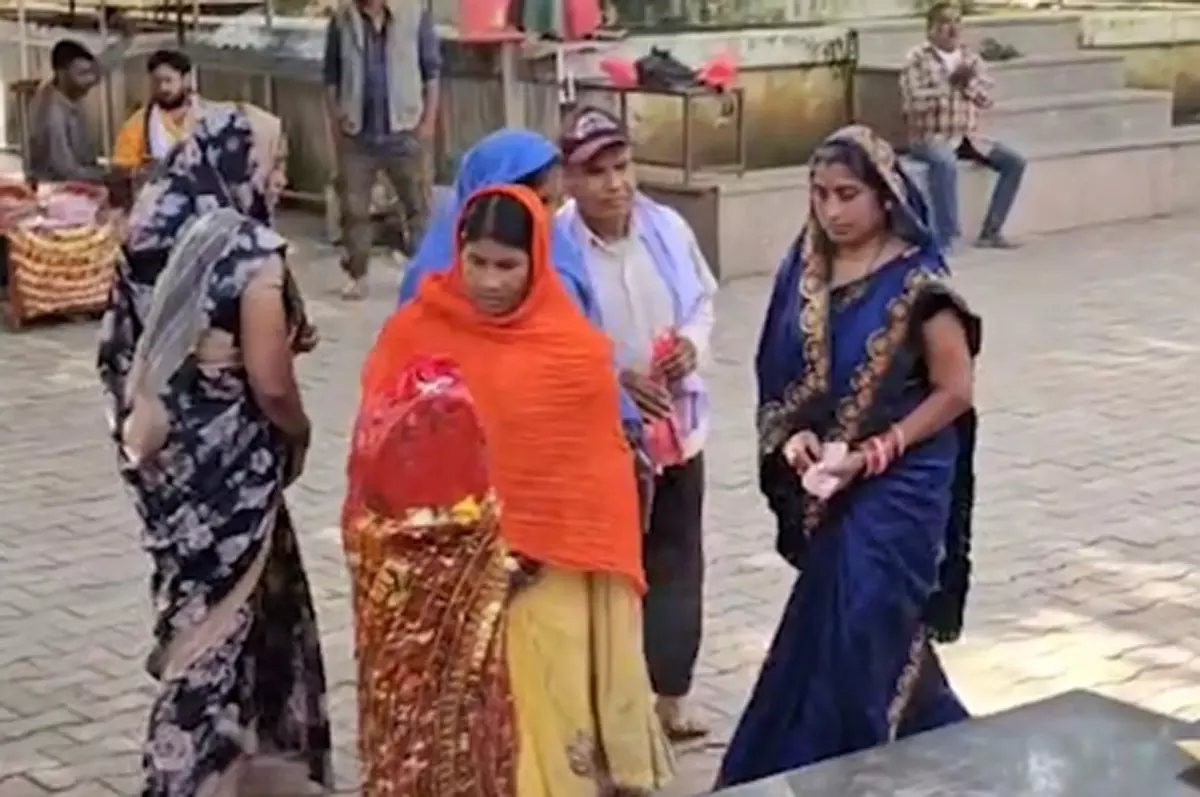 12 बजे बंद हो जाएंगे मंदिर, चंद्र ग्रहण से पहले पूजा-पाठ के लिए उमड़े श्रद्धालु 12 बजे बंद हो जाएंगे मंदिर, चंद्र ग्रहण से पहले पूजा-पाठ के लिए उमड़े श्रद्धालु