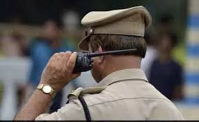 Bihar: अवैध शराब जब्त करने गई पुलिस टीम पर हमला, 4 पुलिसकर्मी घायल Bihar: अवैध शराब जब्त करने गई पुलिस टीम पर हमला, 4 पुलिसकर्मी घायल