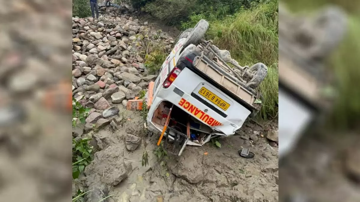Himachal के गगरेट में एम्बुलेंस खाई में गिरी, तीन की मौत Himachal के गगरेट में एम्बुलेंस खाई में गिरी, तीन की मौत